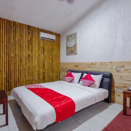 Oyo 2380 Alea Guesthouse Muntilan Extérieur photo
