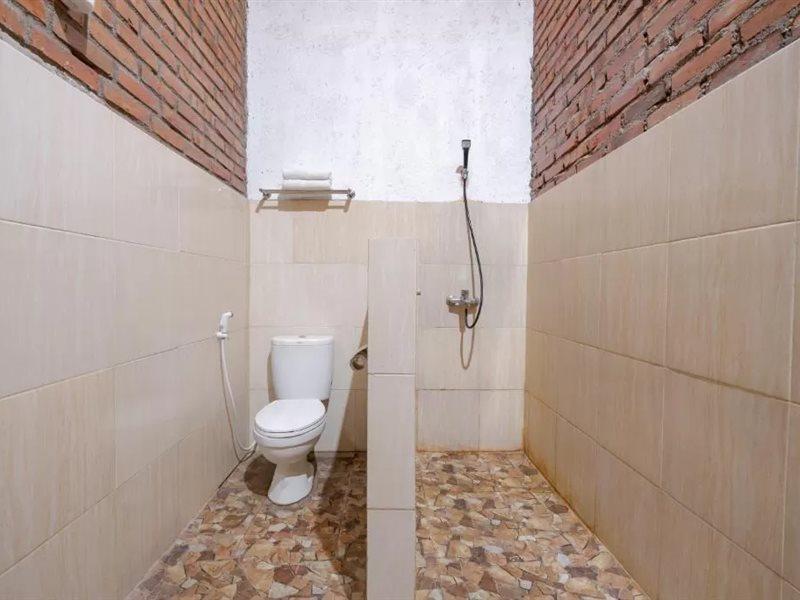 Oyo 2380 Alea Guesthouse Muntilan Extérieur photo
