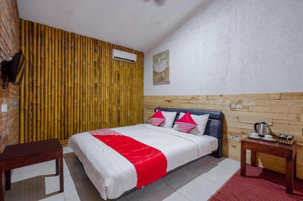 Oyo 2380 Alea Guesthouse Muntilan Extérieur photo