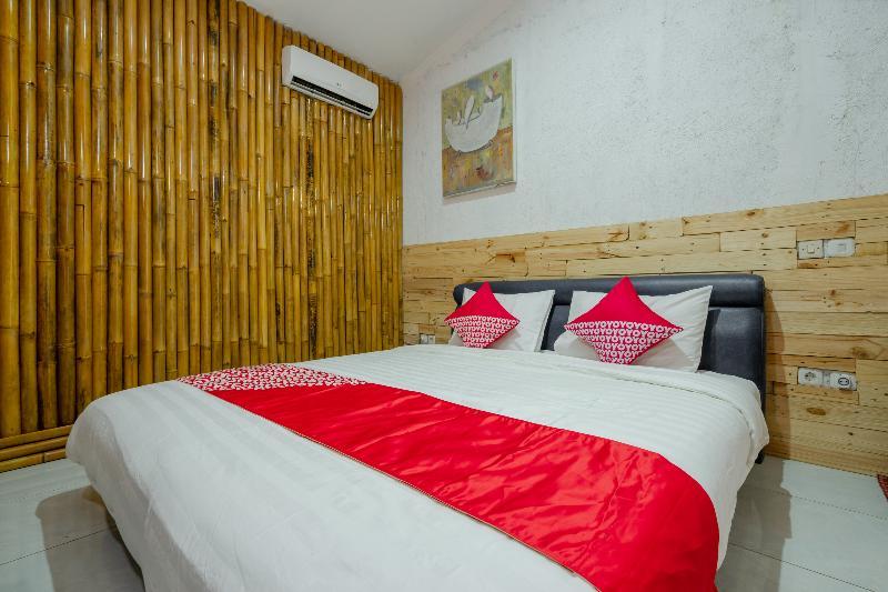 Oyo 2380 Alea Guesthouse Muntilan Extérieur photo