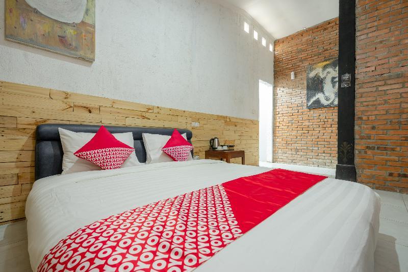 Oyo 2380 Alea Guesthouse Muntilan Extérieur photo