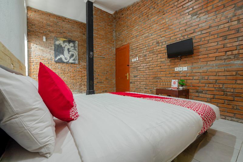 Oyo 2380 Alea Guesthouse Muntilan Extérieur photo