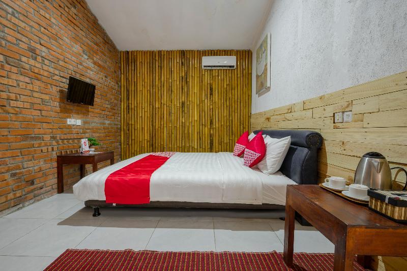 Oyo 2380 Alea Guesthouse Muntilan Extérieur photo