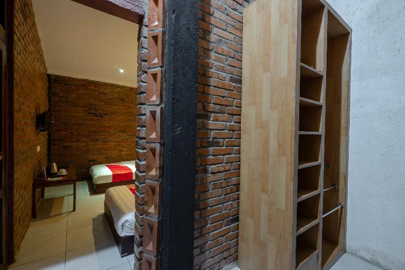 Oyo 2380 Alea Guesthouse Muntilan Extérieur photo