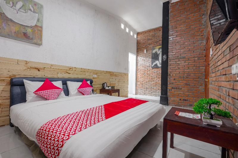 Oyo 2380 Alea Guesthouse Muntilan Extérieur photo