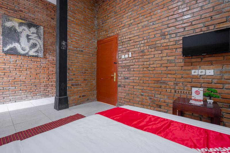 Oyo 2380 Alea Guesthouse Muntilan Extérieur photo
