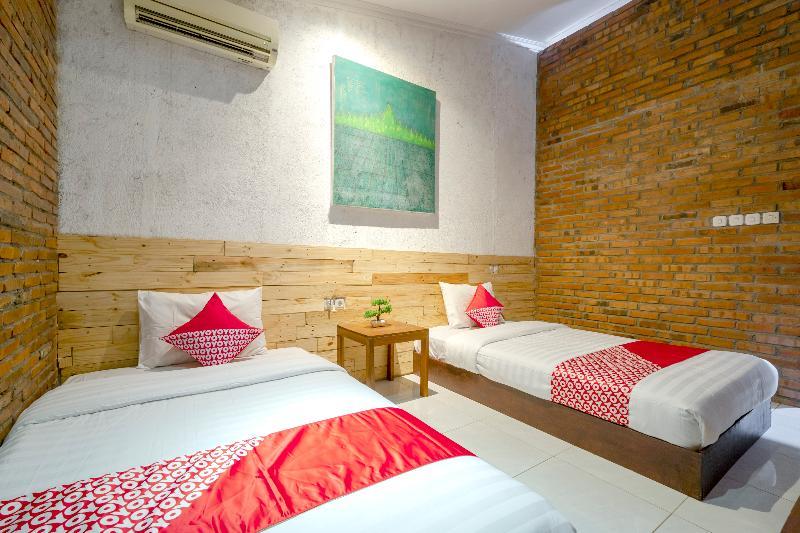 Oyo 2380 Alea Guesthouse Muntilan Extérieur photo